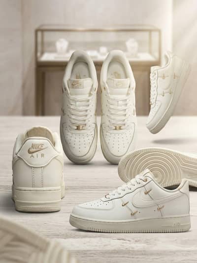 Nike air force  white and gold important sneakers