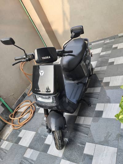 2025 Yadea Epoc-H scooter in showroom condition