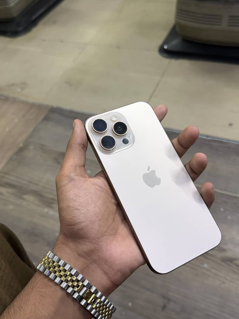 Apple iPhone 16 Pro Max 1