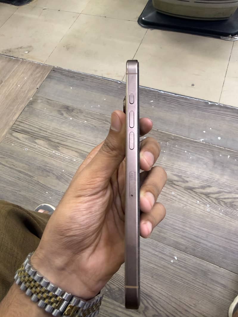 Apple iPhone 16 Pro Max 2