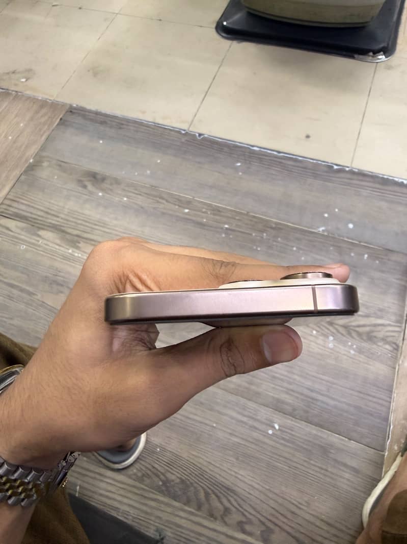Apple iPhone 16 Pro Max 3