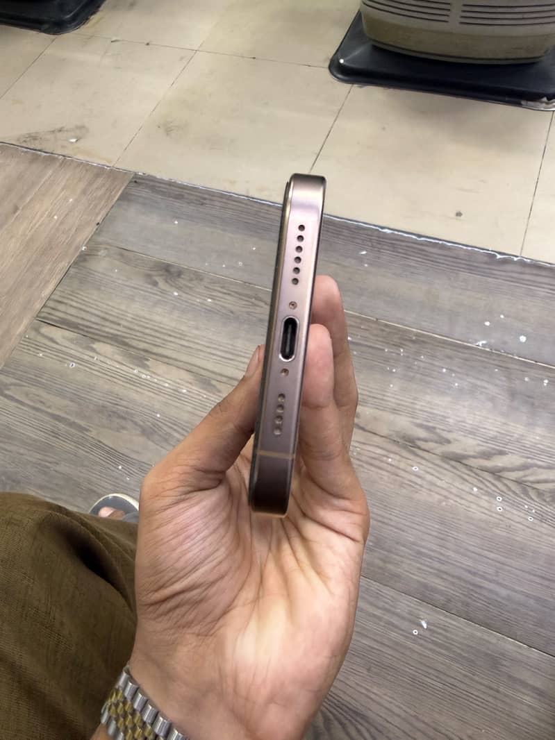 Apple iPhone 16 Pro Max 4