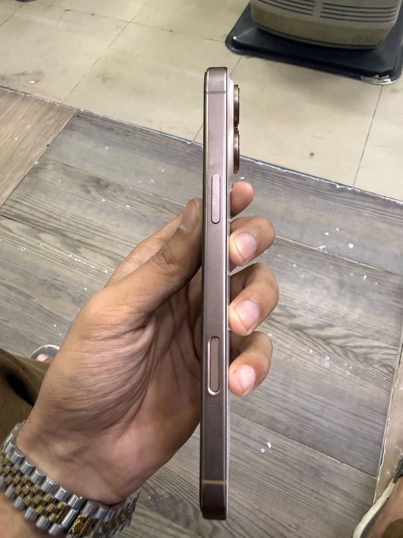 Apple iPhone 16 Pro Max 5
