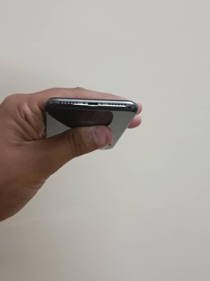 Apple iPhone X 4