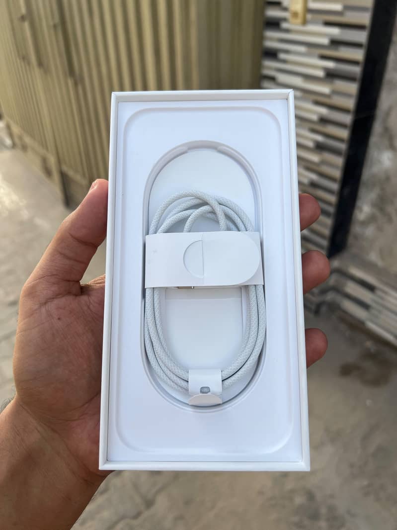 Apple iPhone 16 Pro Max 4
