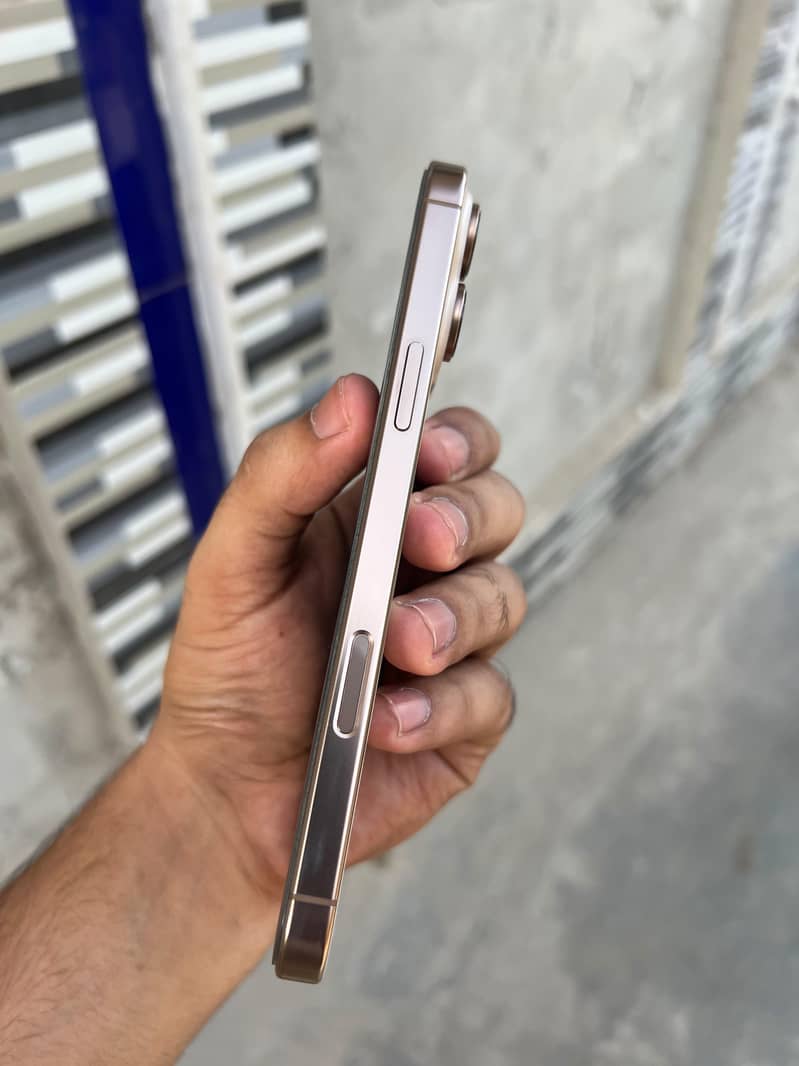 Apple iPhone 16 Pro Max 5