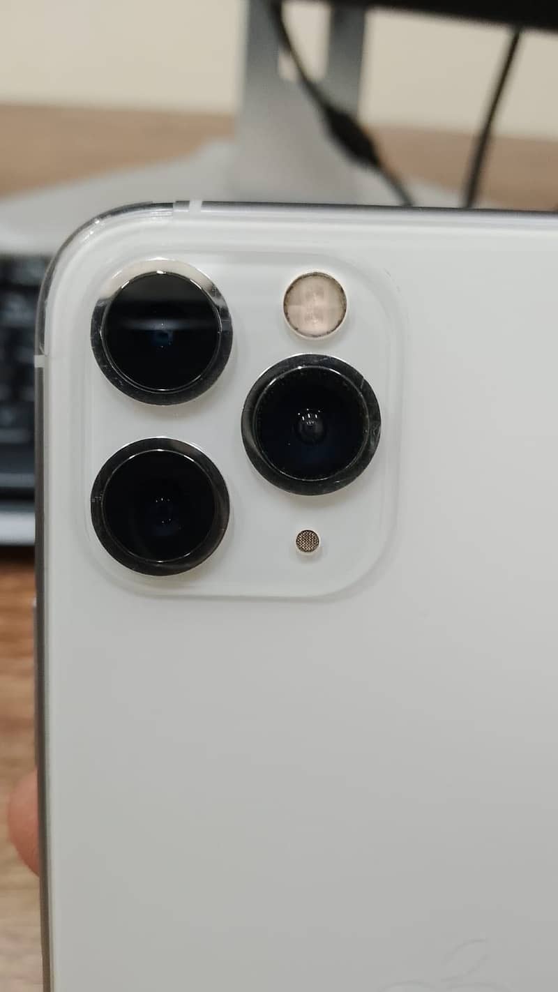 Apple iPhone 11 Pro Max 4