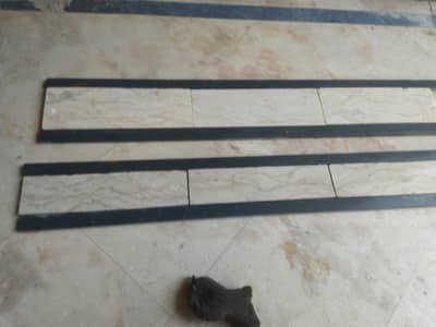 boti sena marbel Ka border ha 4 inches i with Kali pati 1 inches