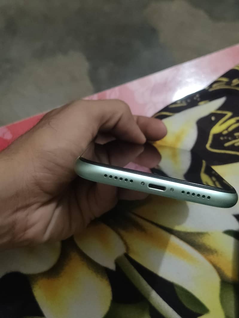 Apple iPhone 11 3