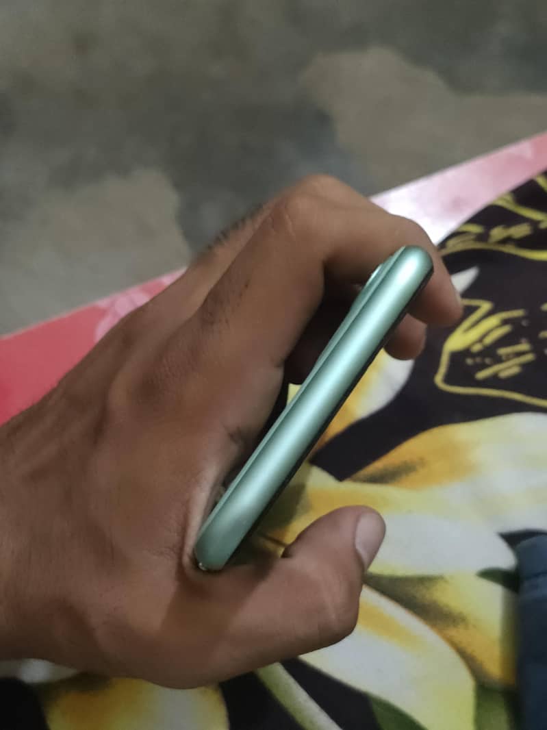 Apple iPhone 11 4