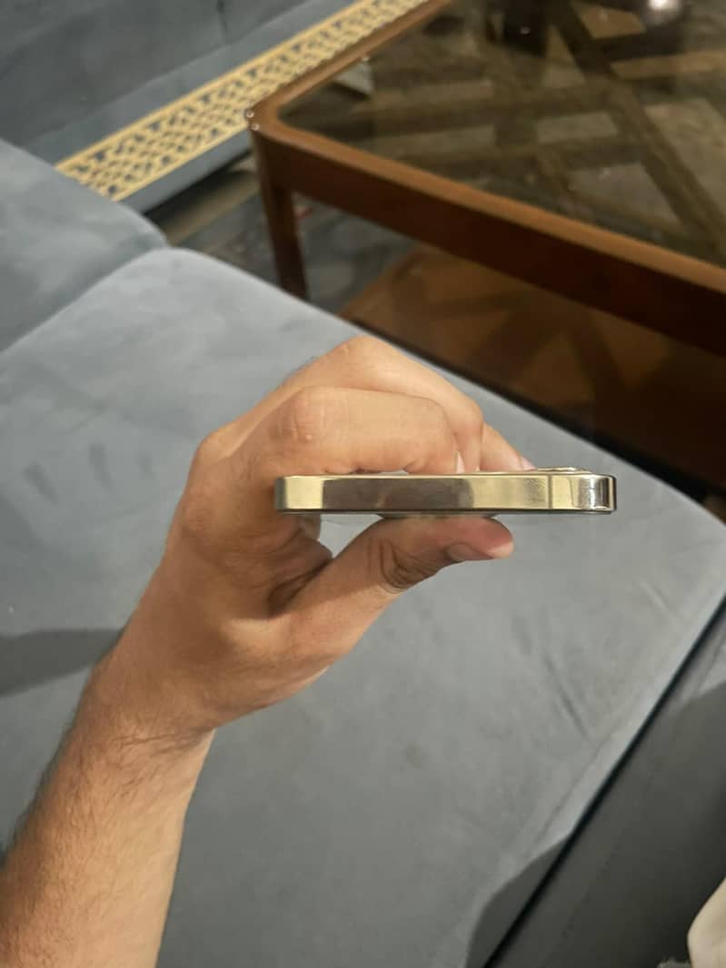 Apple iPhone 12 4