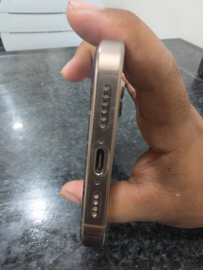 Apple iPhone 16 Pro Max 2