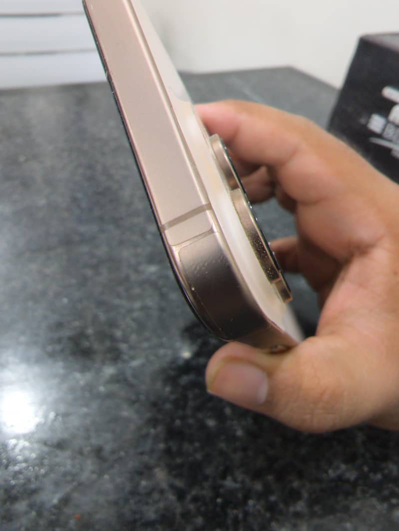 Apple iPhone 16 Pro Max 4