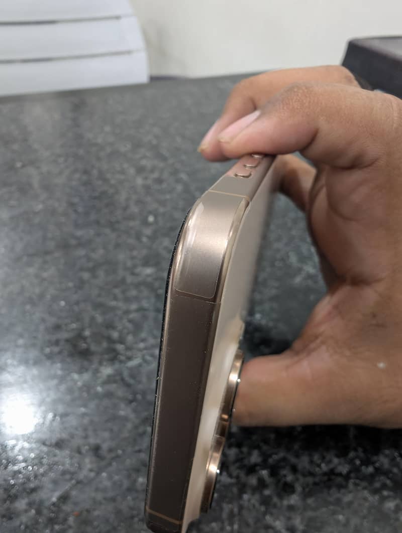 Apple iPhone 16 Pro Max 7