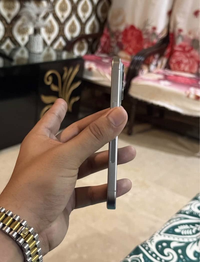Apple iPhone 15 Pro 4