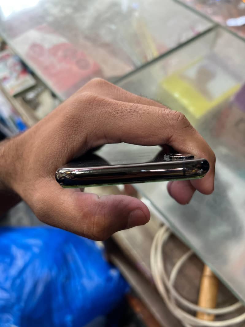Apple iPhone XS 1