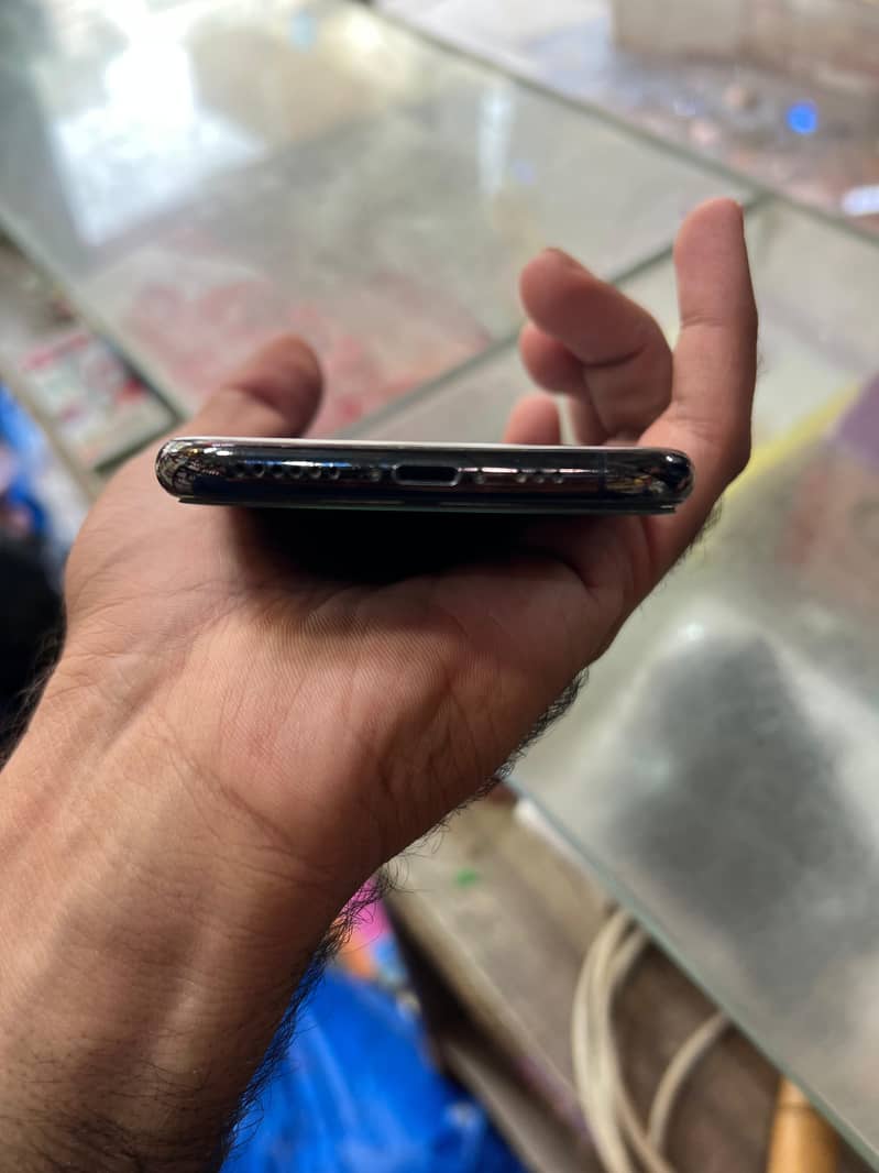 Apple iPhone XS 4