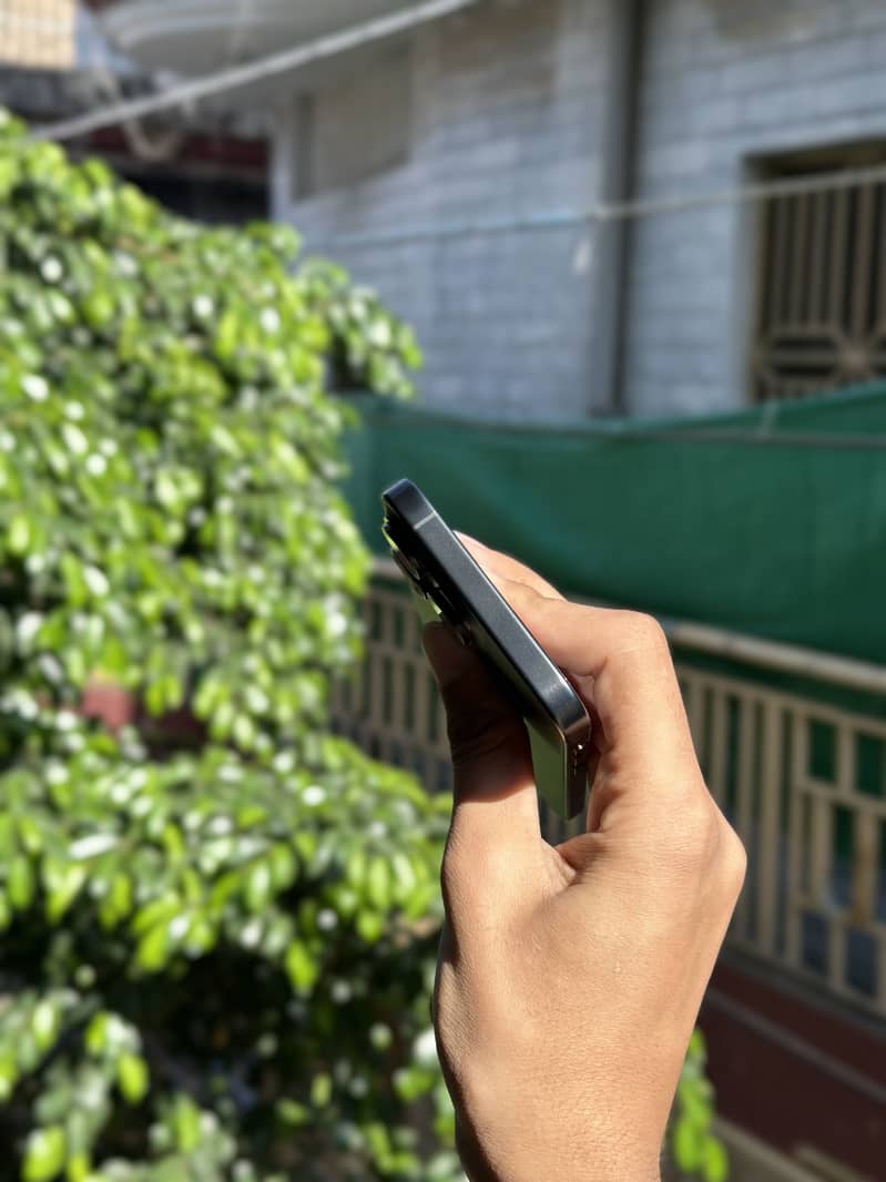 Apple iPhone 15 Pro Max 2