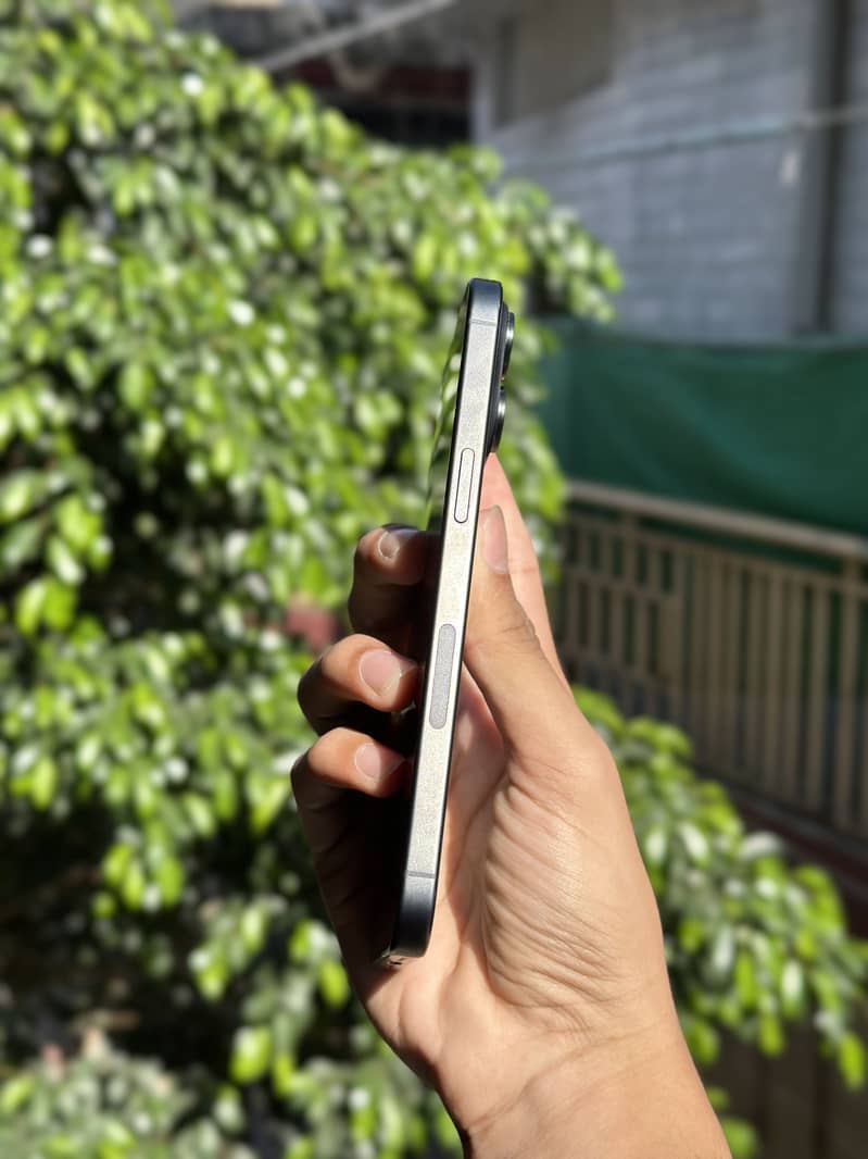 Apple iPhone 15 Pro Max 3