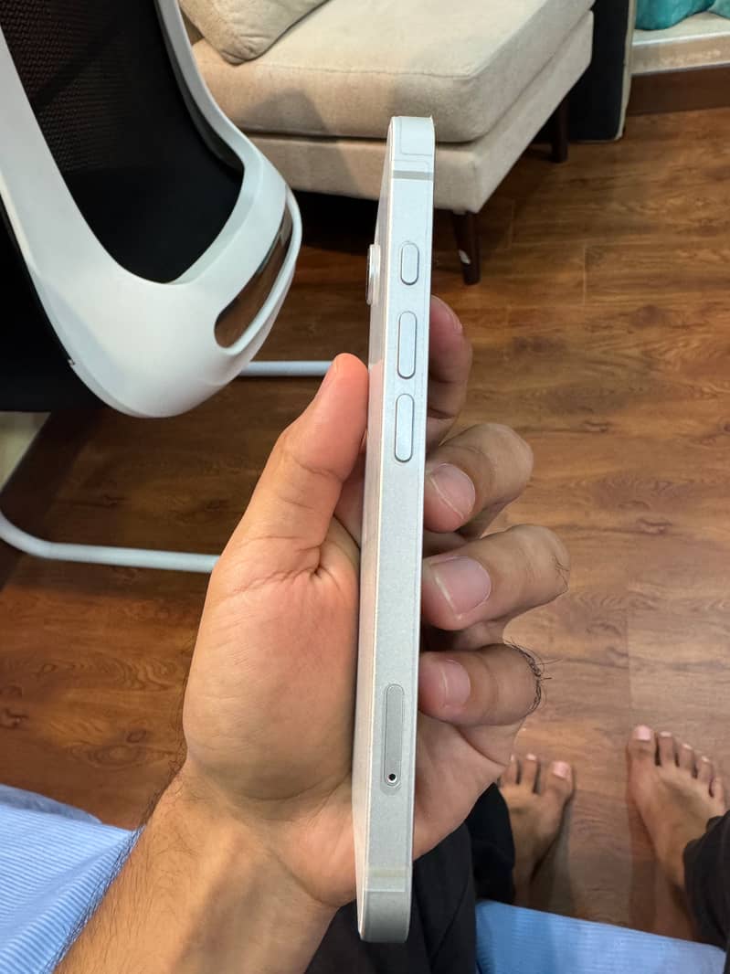 Apple iPhone 16e 0