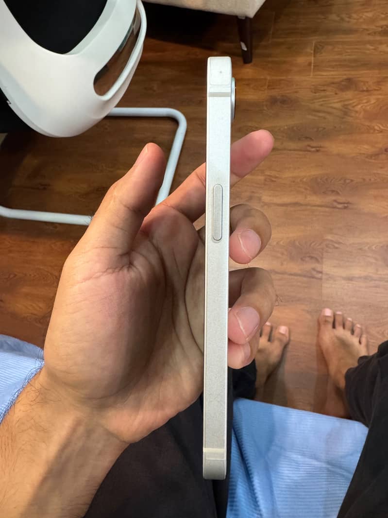 Apple iPhone 16e 1