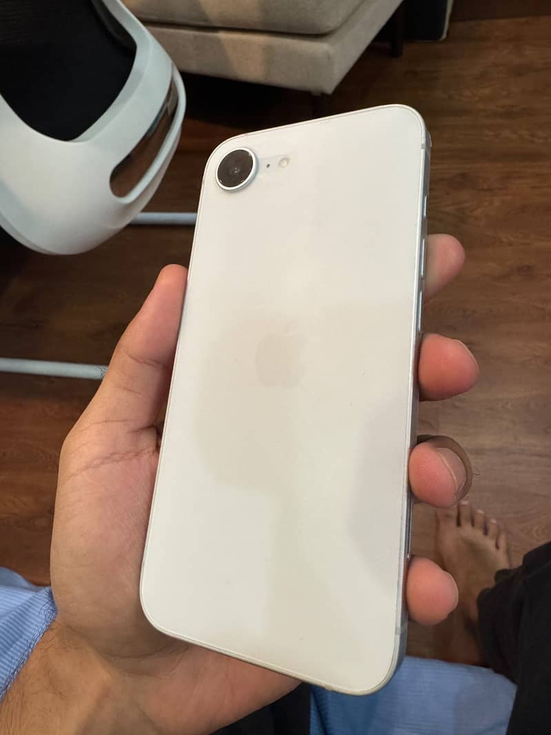 Apple iPhone 16e 2