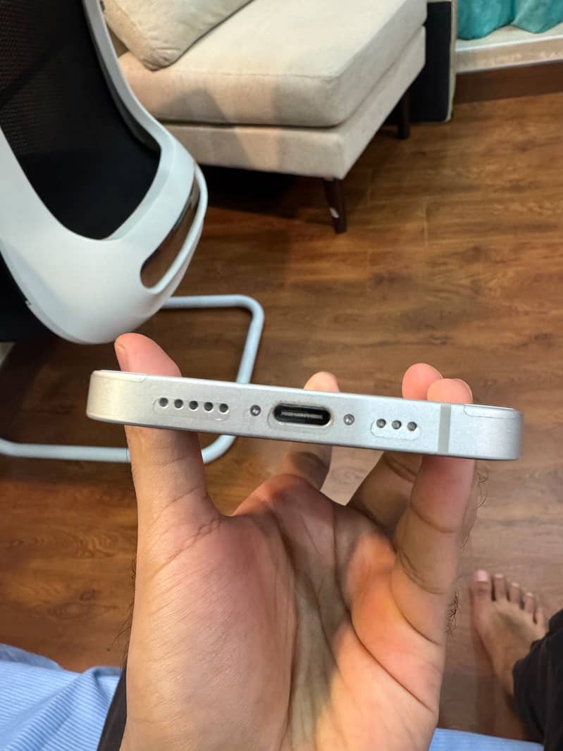 Apple iPhone 16e 3