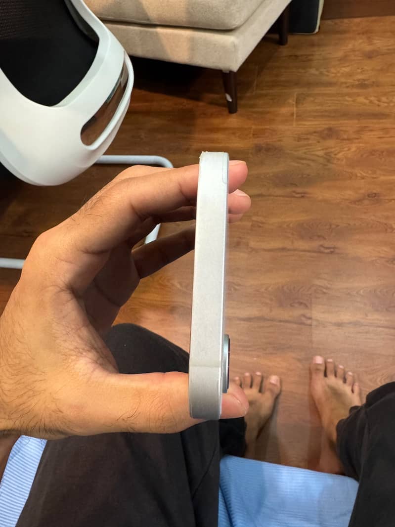Apple iPhone 16e 4
