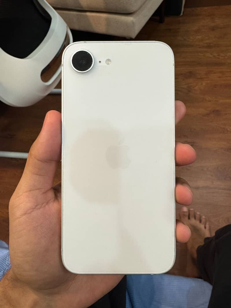 Apple iPhone 16e 5
