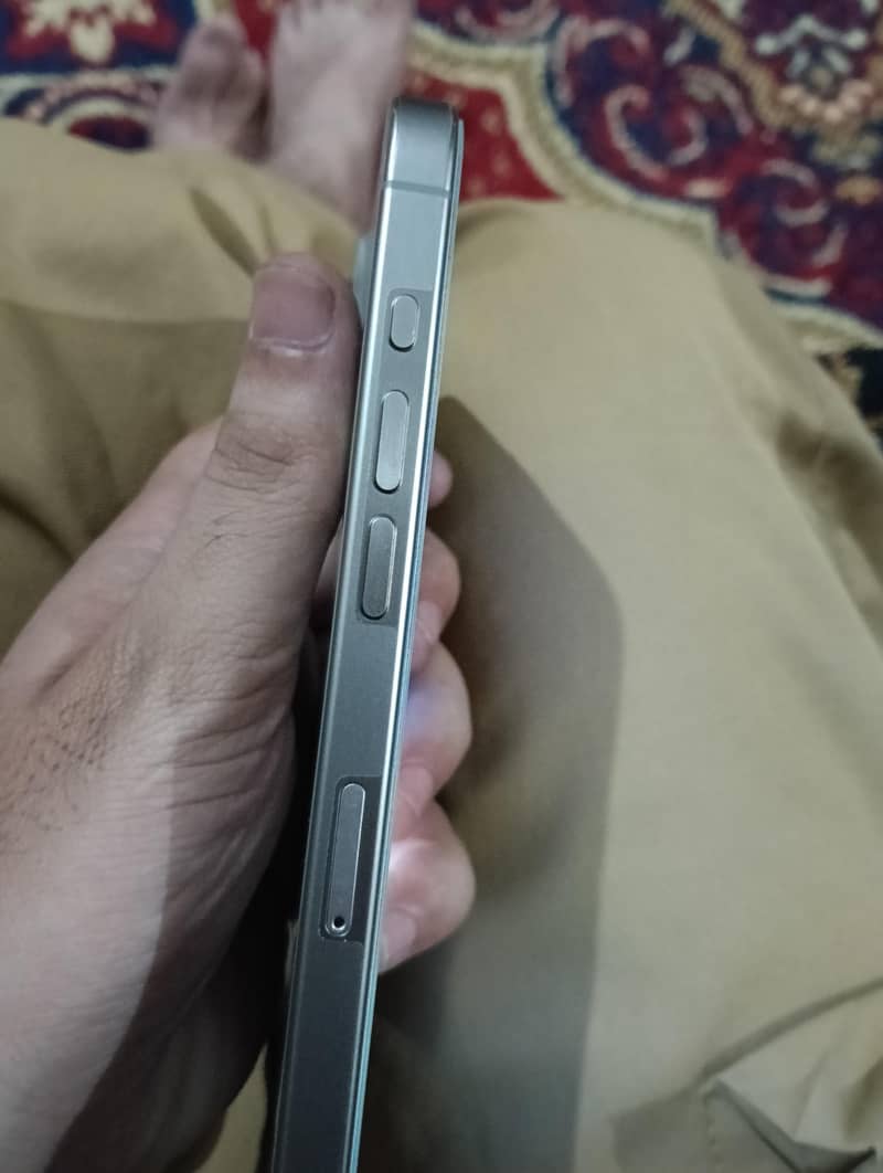 Apple iPhone 15 Pro Max 2