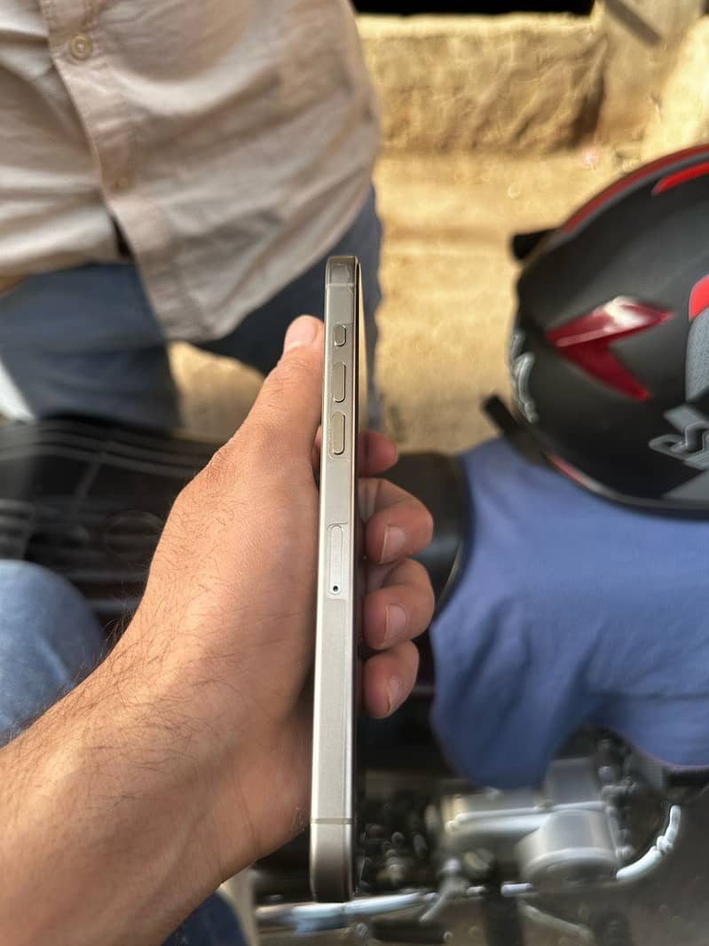 Apple iPhone 15 Pro Max 2