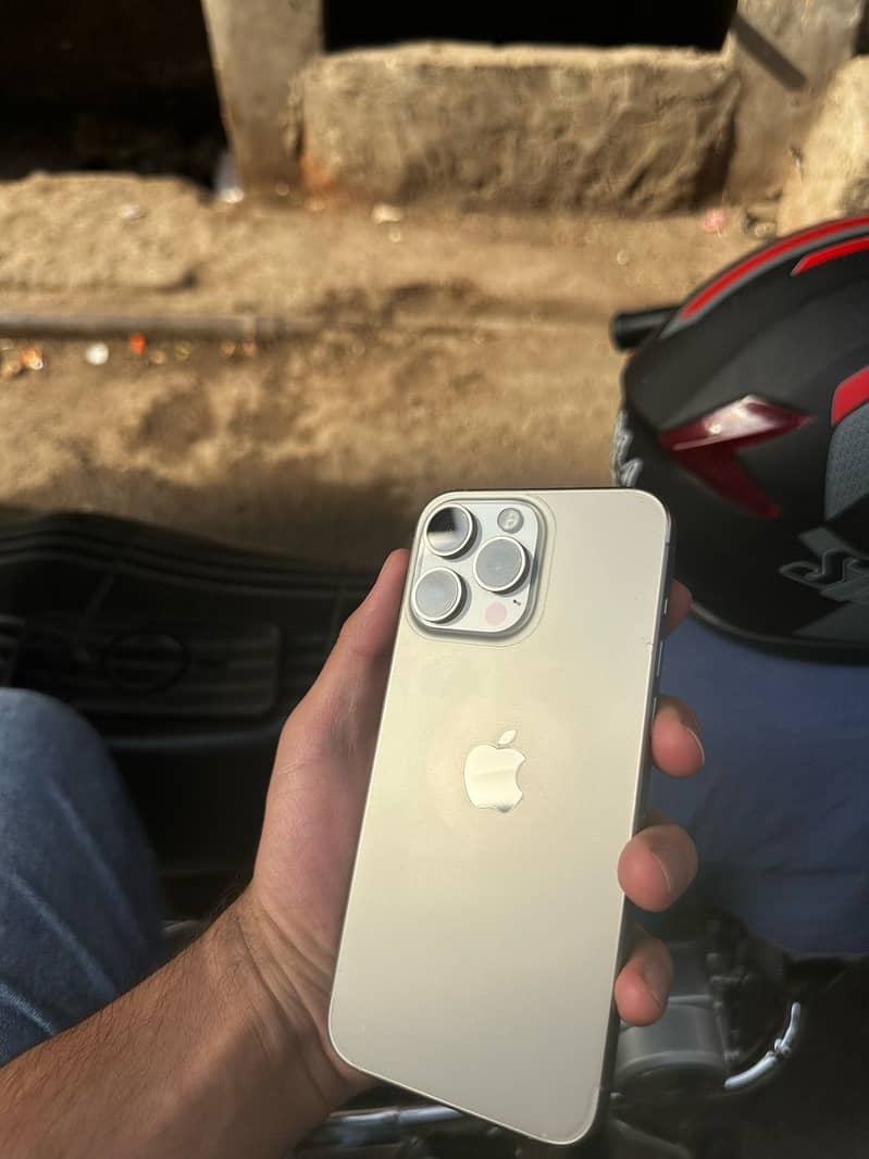 Apple iPhone 15 Pro Max 3