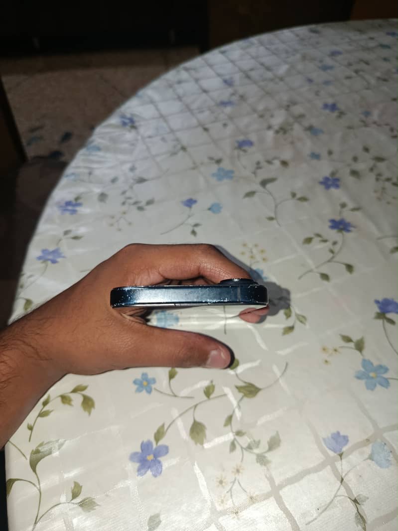 Apple iPhone 16 2
