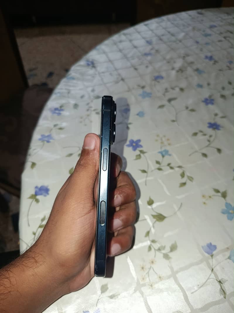 Apple iPhone 16 3