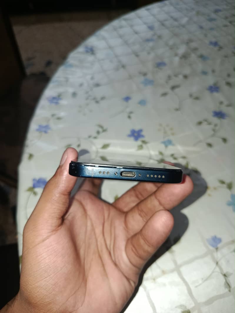 Apple iPhone 16 4