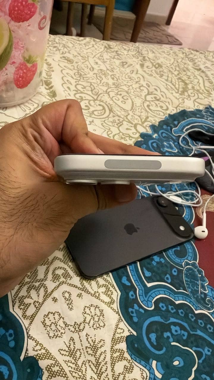 Apple iPhone 17 Pro Max 4