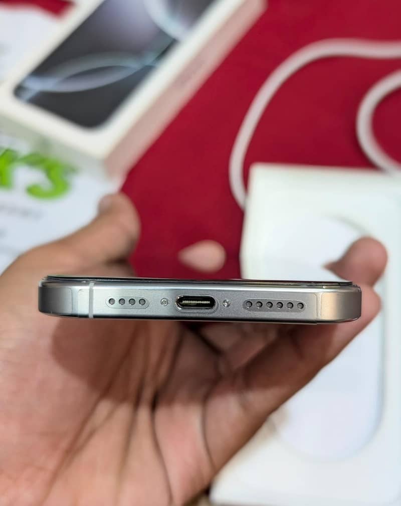 Apple iPhone 16 Pro Max 3