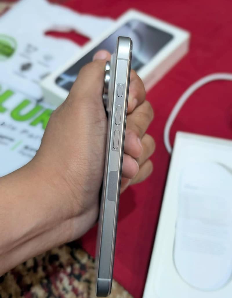 Apple iPhone 16 Pro Max 4