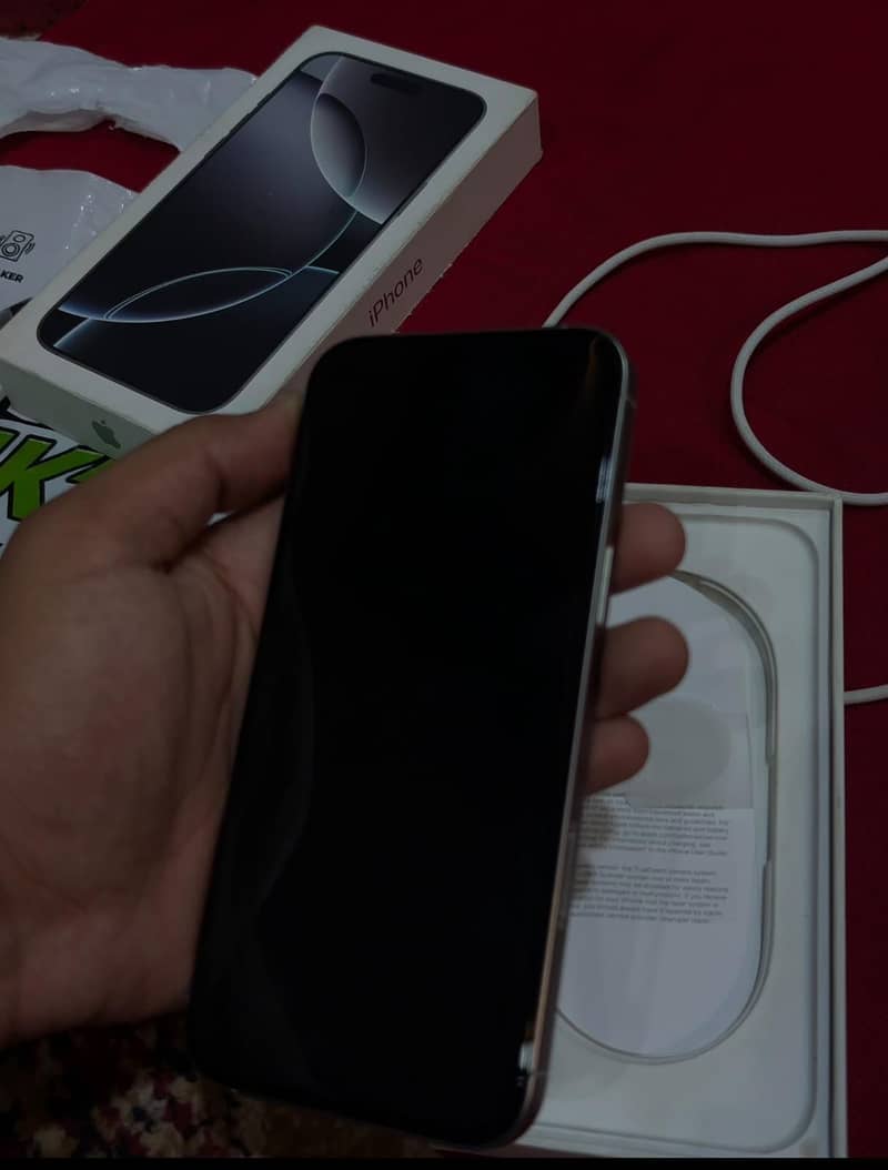 Apple iPhone 16 Pro Max 9