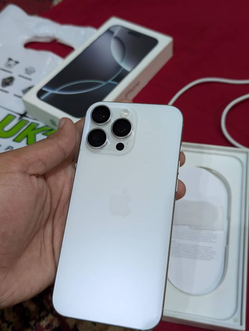 Apple iPhone 16 Pro Max 10