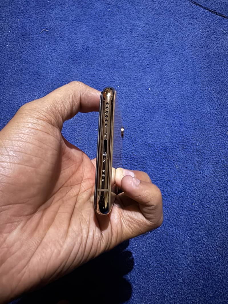 Apple iPhone XS 4