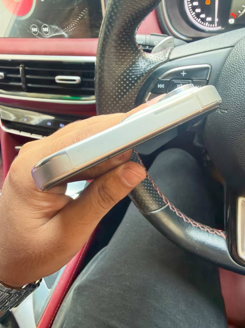 Apple iPhone 16 Pro Max 1