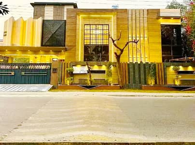 10 Marla Fully Furnished Luxury House Super Hot Location