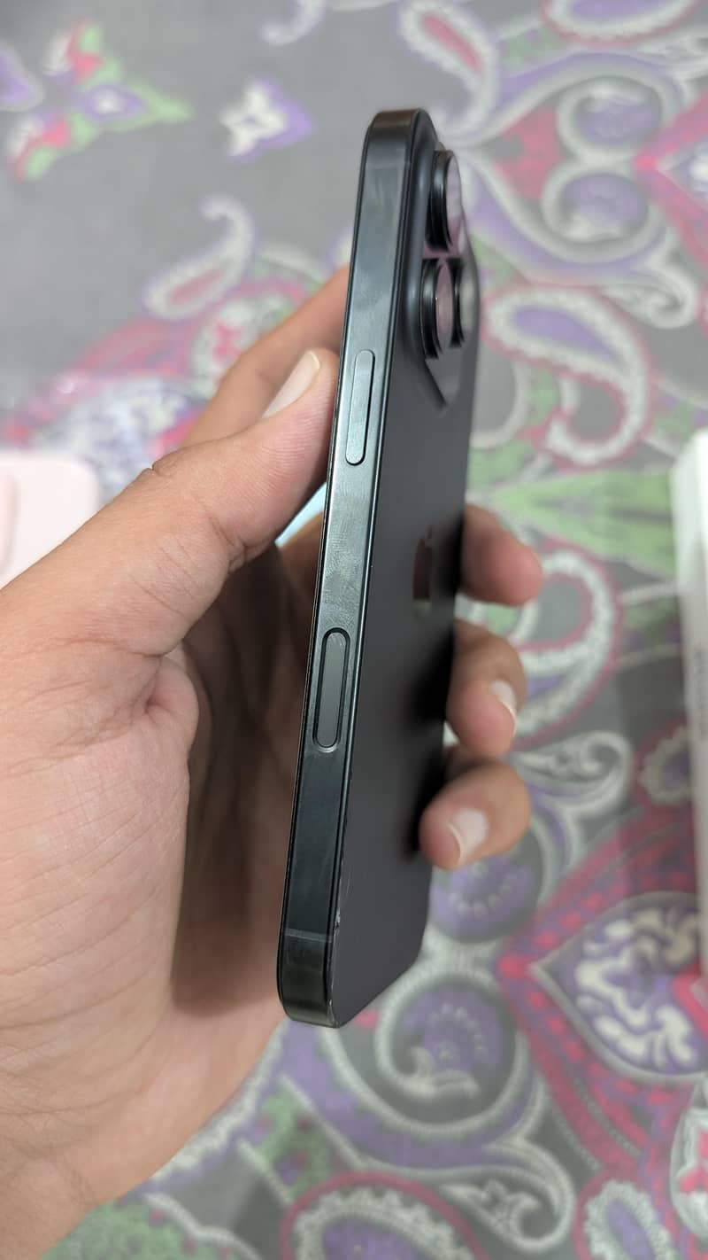 Apple iPhone 16 Pro 2