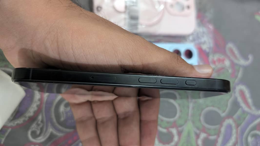 Apple iPhone 16 Pro 3