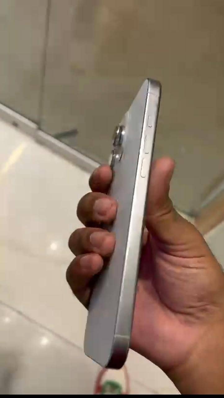 Apple iPhone 16 Pro Max 1