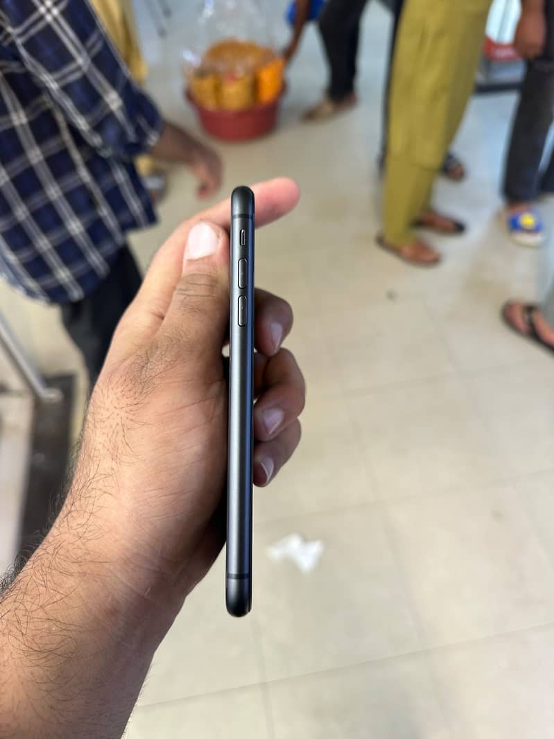 Apple iPhone 11 3
