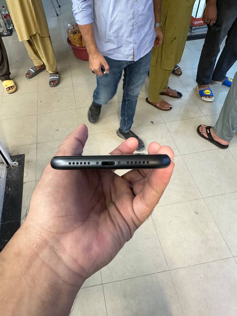 Apple iPhone 11 4