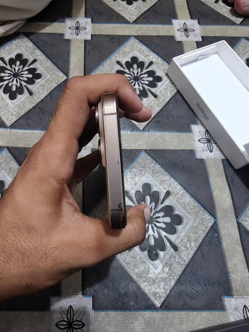 Apple iPhone 16 Pro Max 4