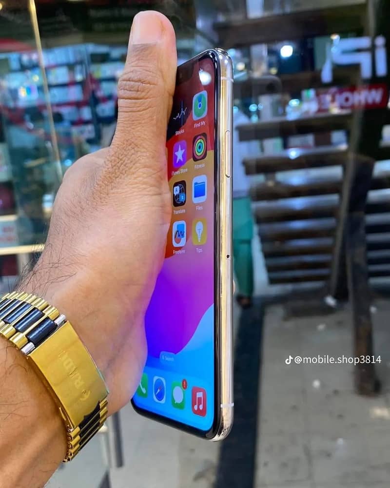 Apple iPhone XS Max 3